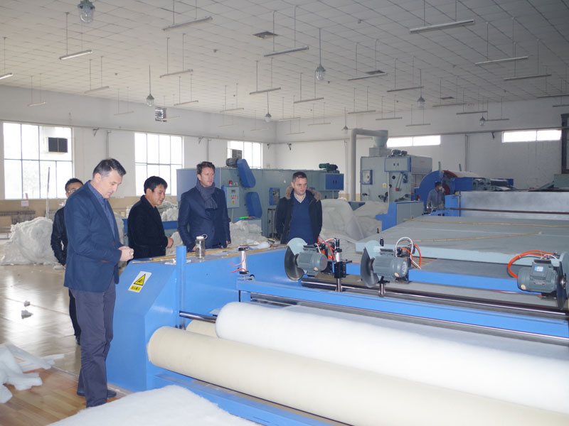 波黑客户参观无胶棉设备